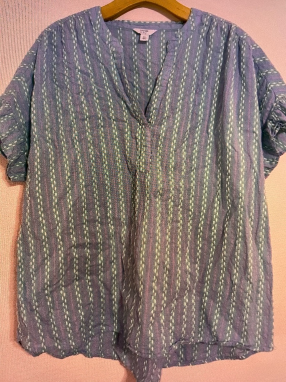 crown & ivy Blue Short-Sleeve Vertical Stitch V-Neck Top